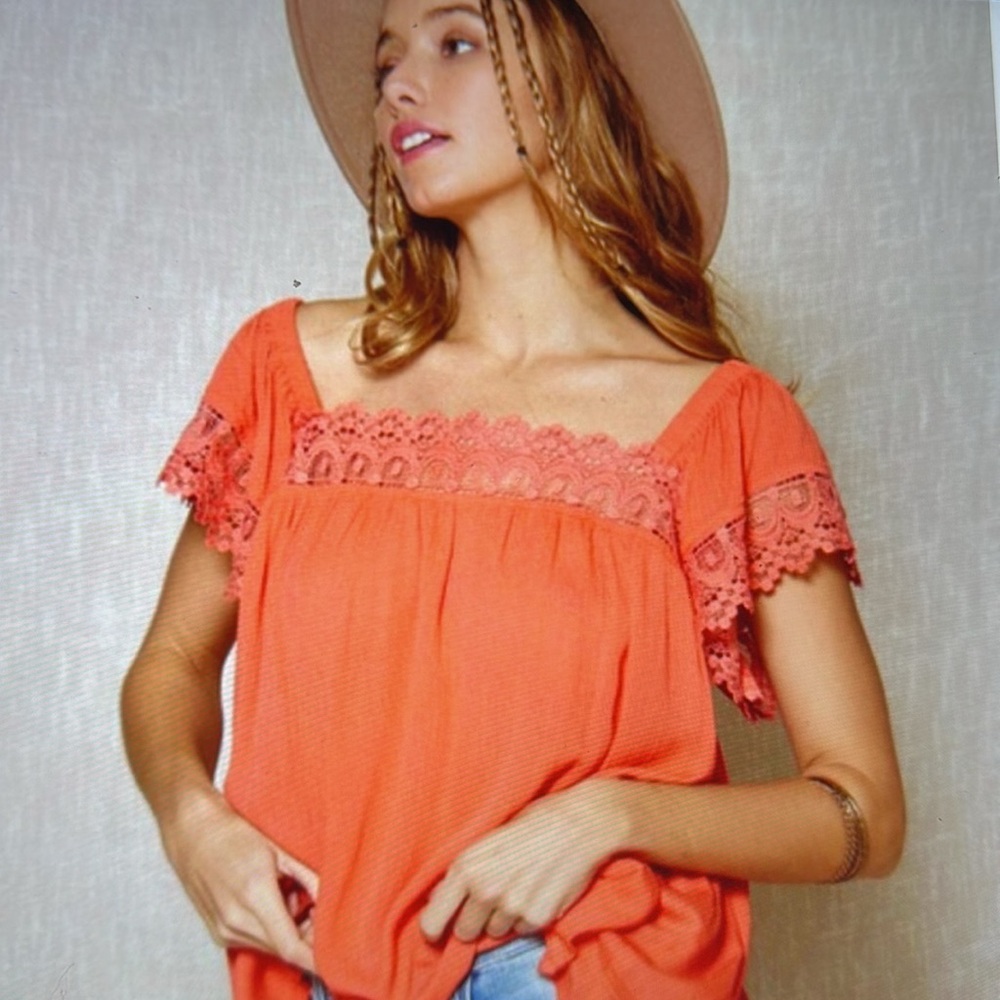 ❣️5|$25❣️last 1  🌺Lace trimmed Blouse 🔥take a peek in my boutique 🌺 - Picture 2 of 3